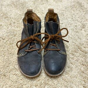 Born charcoal nubuck suede flat rubber sole lace up boot sz 7.5